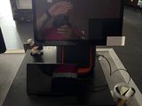 un homme en train de se prendre en photo dans le miroir d'un téléviseur