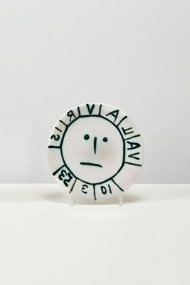 petite assiette blanche sur laquelle est dessiné un smiley en noir et blanc