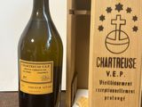 une bouteille de vin à côté d'une caisse en bois sur une table