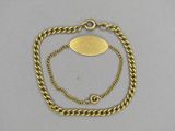 Gros plan sur un bracelet en chaîne en or portant une étiquette