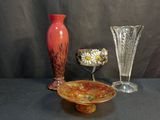 trois vases et un bol posés sur une table