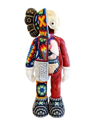 figurine en céramique représentant un homme vêtu d'un costume coloré et tenant un livre