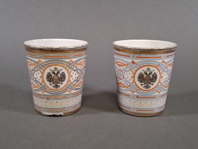 two cups that are sitting next to each other on a table