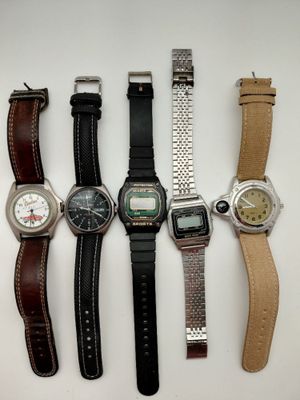 plusieurs types de montres sont alignés sur une surface blanche