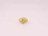 une bague en forme de tête de lion en or, ornée d'un diamant au centre
