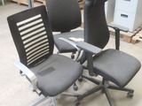 deux chaises de bureau placées l'une à côté de l'autre dans un entrepôt