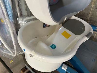 des toilettes blanches avec un couvercle bleu et un seau blanc