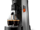 une cafetière devant laquelle se trouvent deux tasses de café