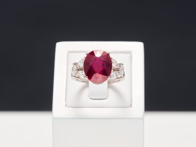 Bague en or blanc 18k 750 millièmes ornée d'un rubis de tail…
