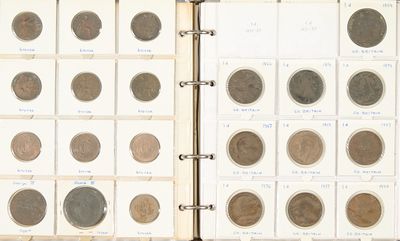 un livre ouvert sur lequel sont posées plusieurs pièces de monnaie différentes
