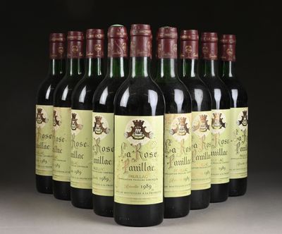 six bouteilles de vin sont alignées dans une rangée