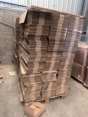 une grande pile de cartons entreposée dans un entrepôt