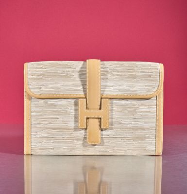 an image of a white and tan purse sitting on top of a table