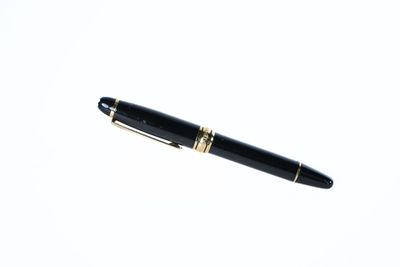 un stylo posé sur une surface blanche