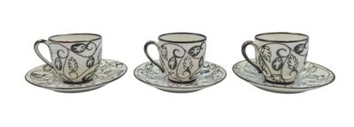 trois tasses à café et leurs soucoupes posées sur une soucoupe
