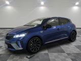 une voiture bleue garée sur le sol en damier d'un garage
