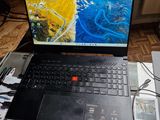 un ordinateur portable posé sur un bureau, à côté d'une serviette bleue