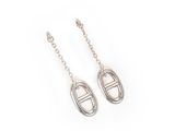 une paire de boucles d'oreilles en argent sur fond blanc