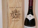 une bouteille de vin posée à côté d'une caisse en bois