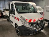 une camionnette blanche à rayures rouges garée dans un garage