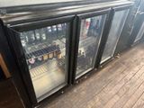un réfrigérateur contenant plusieurs bouteilles de bière