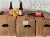 Des caisses de bière sont empilées les unes sur les autres sur une étagère