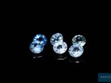 un ensemble de trois losanges bleus et blancs sur fond noir