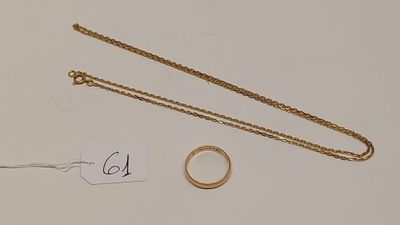 gros plan d'un collier et d'une bague sur une table