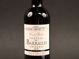 une bouteille de vin rouge posée sur une table noire