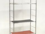 étagère en métal argenté avec quatre tablettes et une tablette rouge