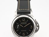 le cadran noir d'une montre est mis en valeur sur un fond blanc
