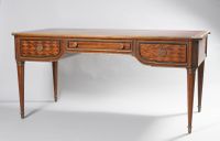 Bureau plat en placage d'acajou et marqueterie de losanges o…
