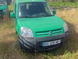une camionnette verte garée dans l'herbe