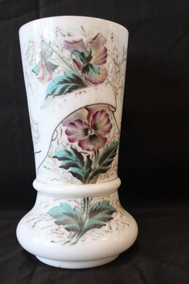 Vase en opaline, à décor de fleurs violettes