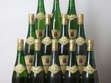 un lot de bouteilles de vin posées sur une table en bois