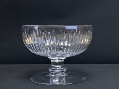 une photo d'un saladier en verre transparent posé sur une table