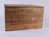 une boîte en bois sur laquelle est représenté un phare