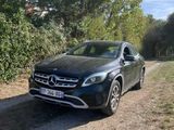 La Mercedes GLA est garée sur le bord d'un chemin de terre