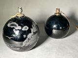 deux décorations de Noël posées sur une table