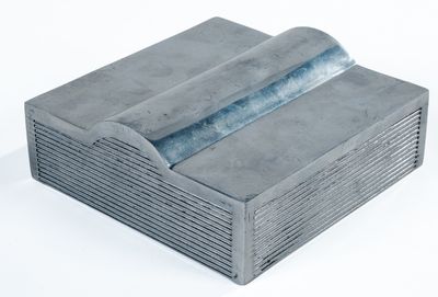 une image représentant une boîte métallique sur laquelle est collé un ruban adhésif bleu