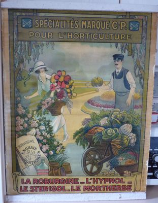 affiche représentant une femme vendant des fleurs dans un jardin, aux côtés d'un homme poussant une brouette