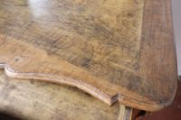 Commode dite arbalète en noyer mouluré sur bâti sapin, ouvra… (photo 5)