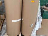 deux rouleaux de carton posés sur une palette dans un entrepôt