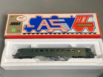 un petit train qui se trouve dans une boîte posée sur la table