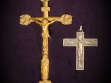 un gros plan d'une croix et d'une croix en or sur fond violet