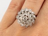une image montrant un gros plan de la main d'une personne portant une bague