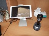une tablette posée sur un bureau, à côté d'un écran