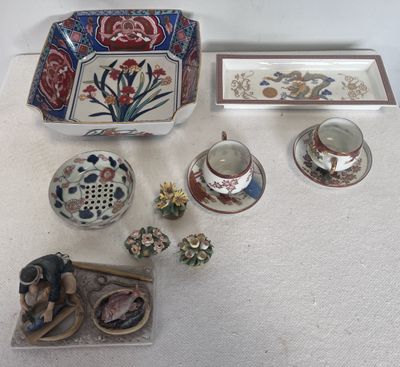 de nombreuses pièces de poterie différentes sur la table