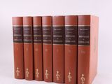 cinq livres alignés sur une surface blanche