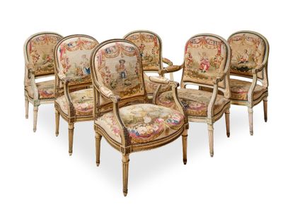 quatre chaises, dont le dossier et les accoudoirs sont recouverts d'un tissu à motifs floraux, sont disposées en rangée